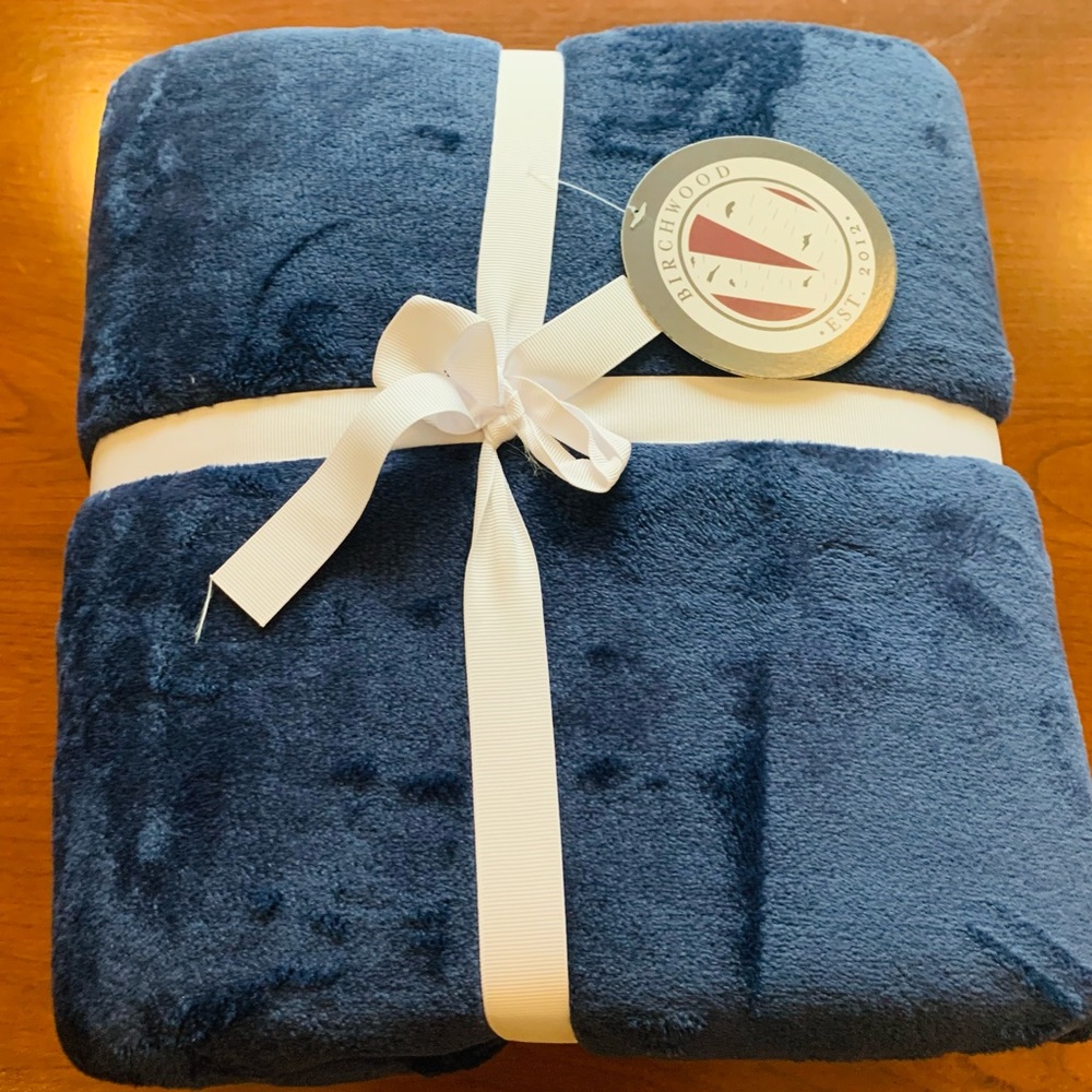 Navy blue color soft and shiny flanel gleece throw 50” x 70” inches NWT